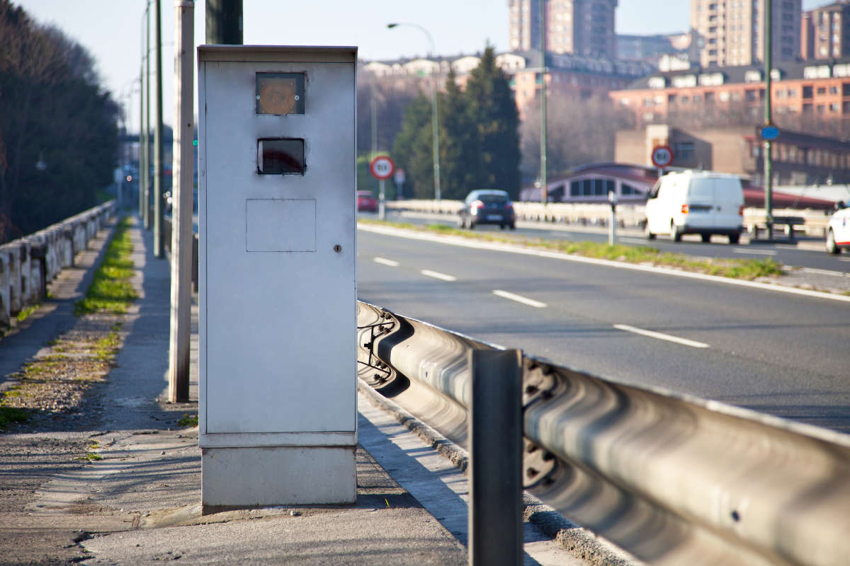 Há um novo sinal de trânsito: velocidade média vai ser apurada por novos  radares - Standvirtual Blog