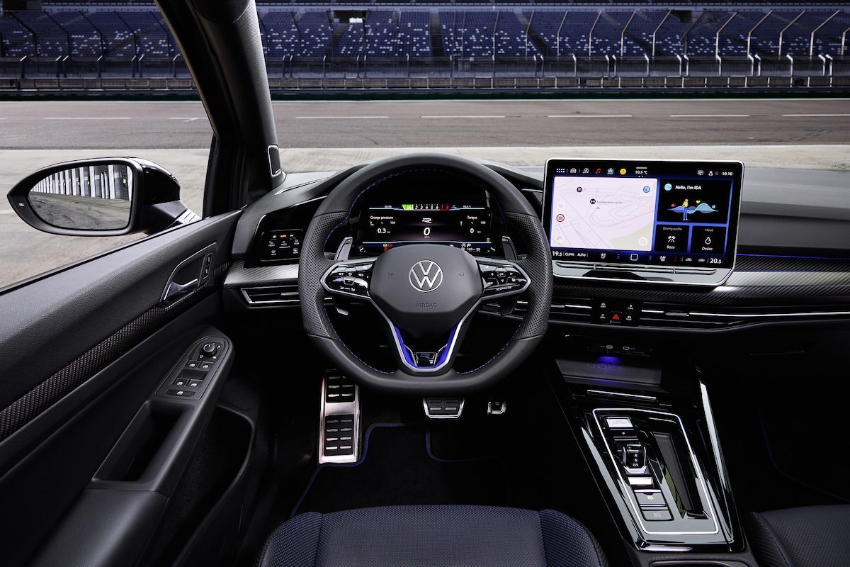 Novo Volkswagen Golf R interior