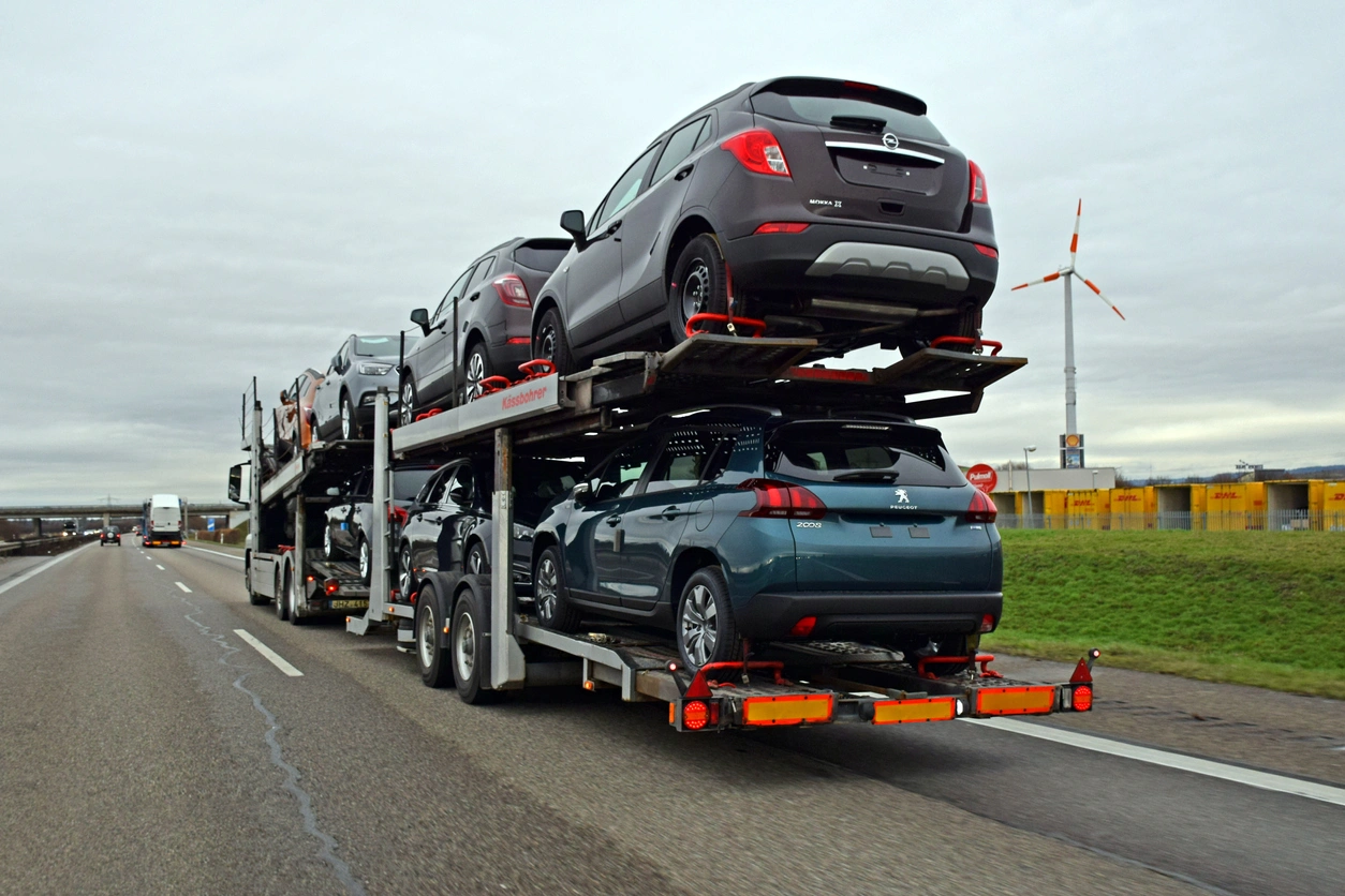 camião a transportar carros