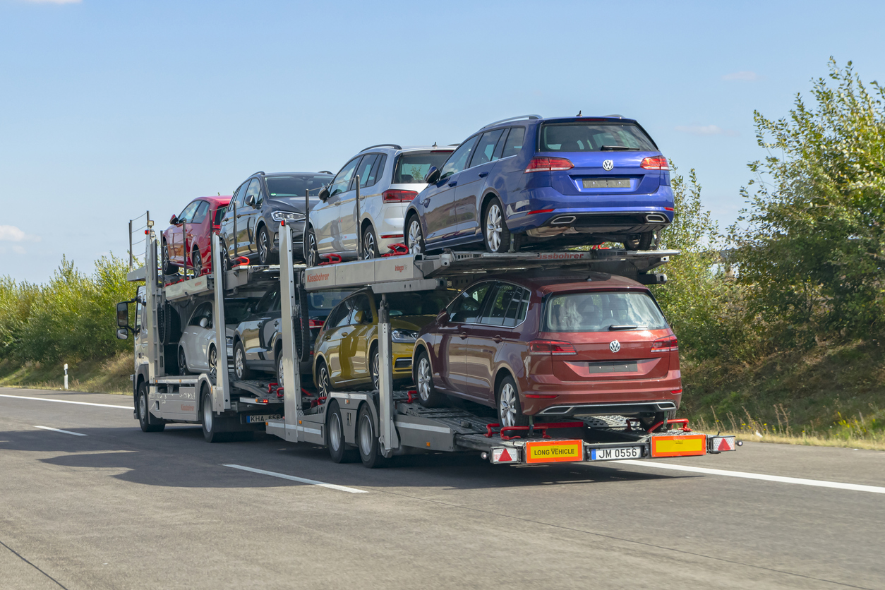 camião a transportar carros volkswagen