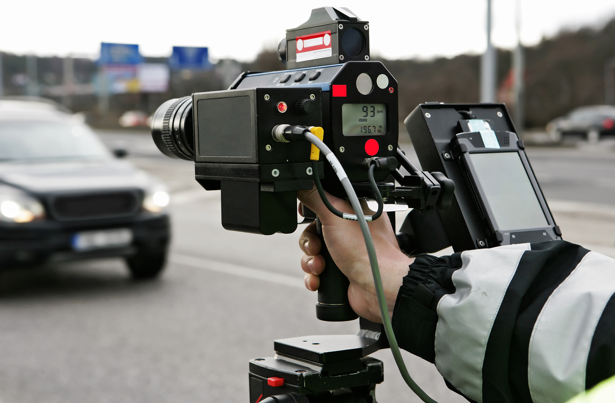 Polícia a controlar a velocidade por radar