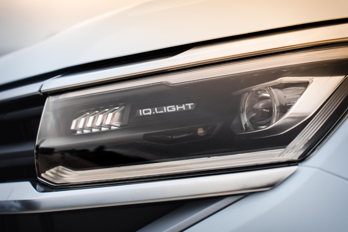 Nova Volkswagen Amarok luzes iq light