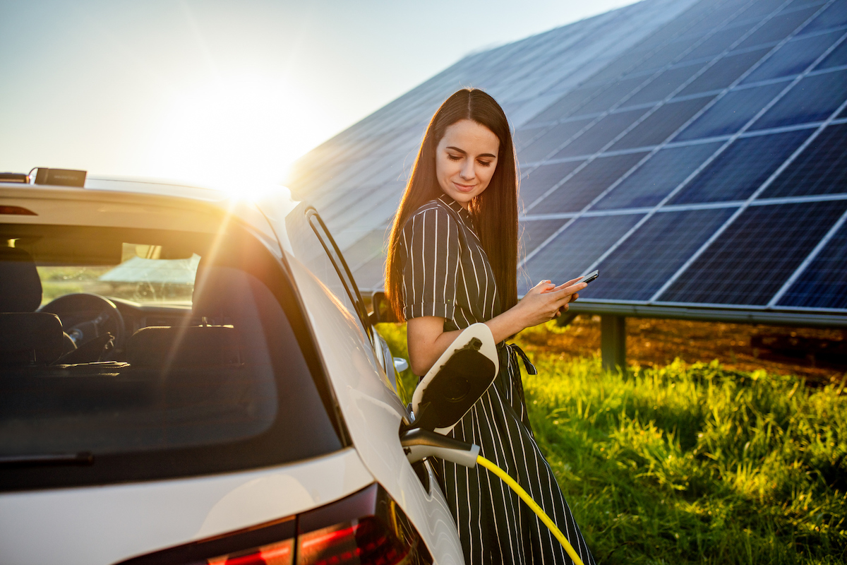 vantagens de carregar um carro elétrico com painéis solares