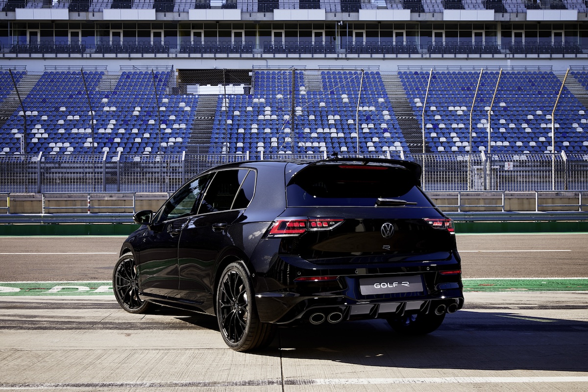 Novo Volkswagen Golf R Black Edition traseira